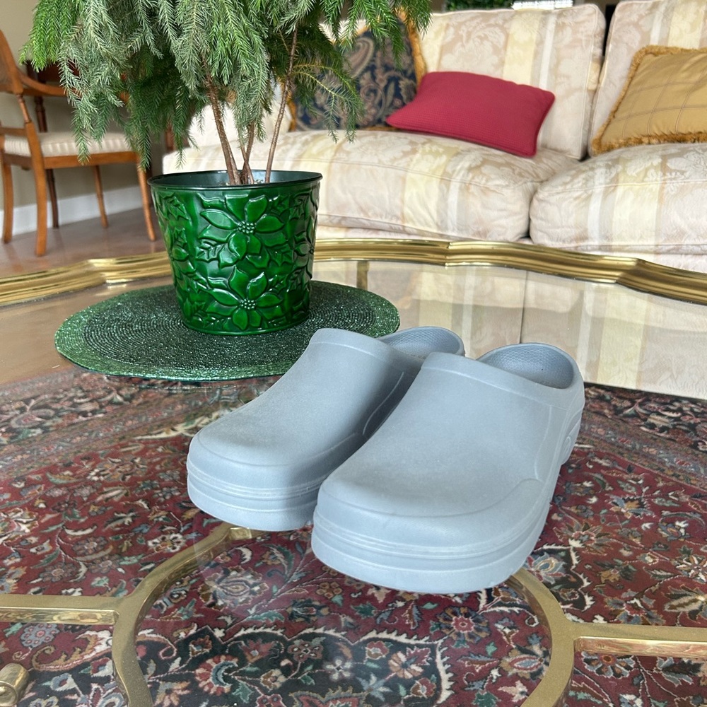 C.A.S.L.O.N // light blue-gray nursing clogs